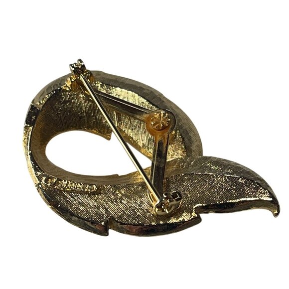 Gerrys Gold Tone Leaf Brooch Pin Costume Jewelry - Picture 2 of 4